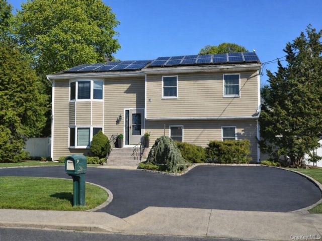  4 BR,  2.00 BTH &nbsp;Hi ranch style home in Selden