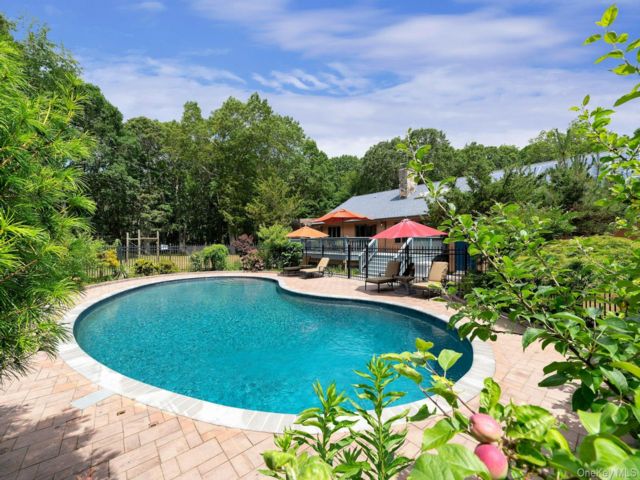  4 BR,  3.00 BTH &nbsp;Exp ranch style home in East Marion