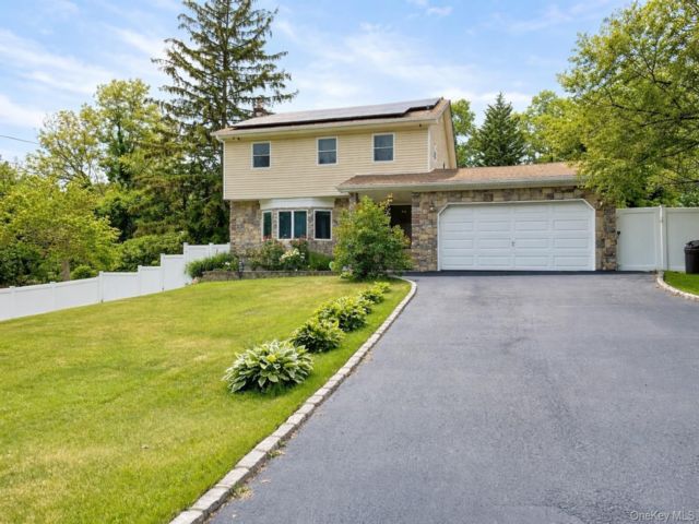  4 BR,  4.00 BTH &nbsp;Colonial style home in Nesconset