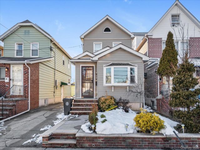  2 BR,  2.00 BTH &nbsp;Colonial style home in Flushing