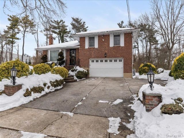  3 BR,  2.00 BTH &nbsp;Split level style home in Syosset