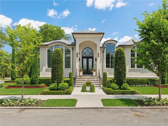  3 BR,  4.00 BTH &nbsp;Exp ranch style home in Whitestone