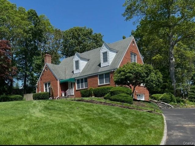  5 BR,  3.00 BTH &nbsp;Exp cape style home in Holtsville