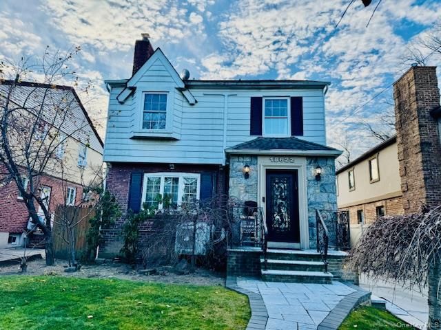  3 BR,  3.00 BTH &nbsp;Other style home in Jamaica Estates