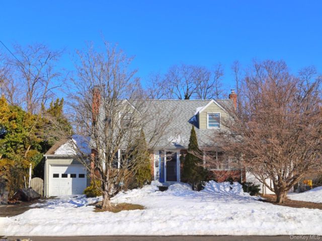  4 BR,  2.00 BTH &nbsp;Cape cod style home in Syosset