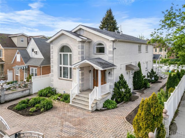  6 BR,  7.00 BTH &nbsp;House style home in Little Neck