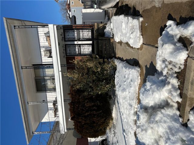  3 BR,  2.00 BTH &nbsp;Colonial style home in Rosedale