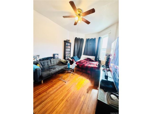  7 BR,  2.00 BTH &nbsp;House style home in Woodhaven