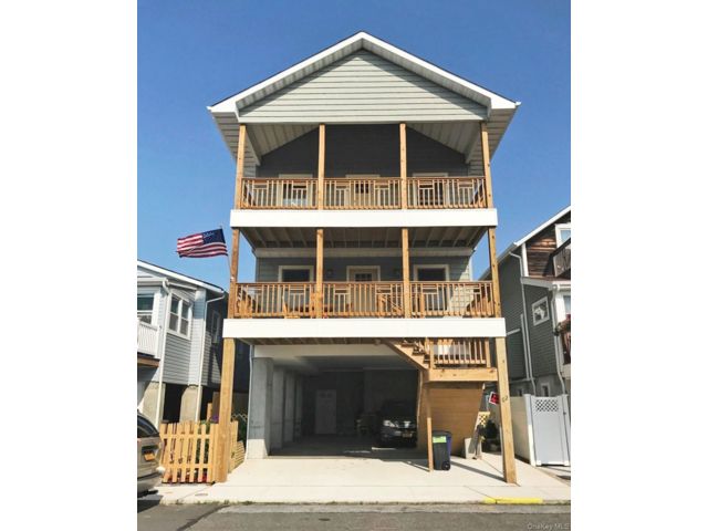  2 BR,  3.00 BTH &nbsp;Contemporary style home in Long Beach