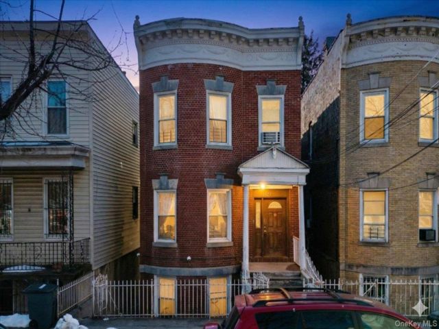  9 BR,  4.00 BTH &nbsp;Colonial style home in Parkchester