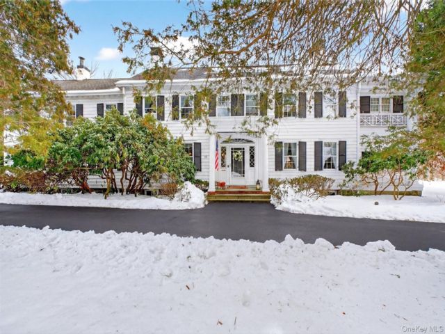 5 BR,  4.00 BTH &nbsp;Colonial style home in Newburgh
