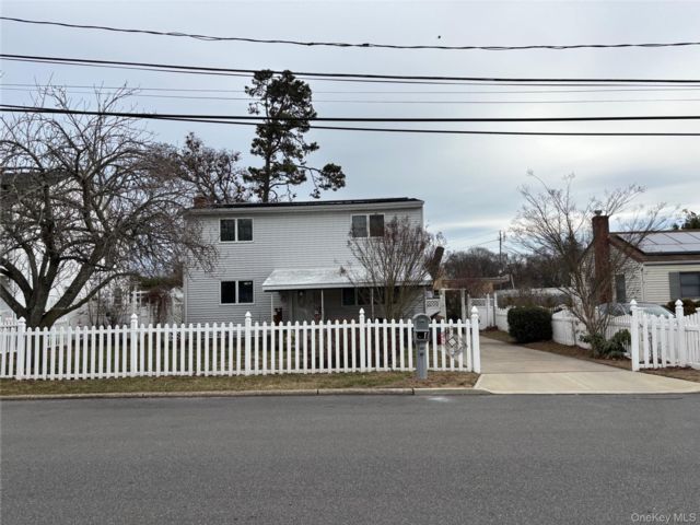  3 BR,  2.00 BTH &nbsp;Colonial style home in Ronkonkoma