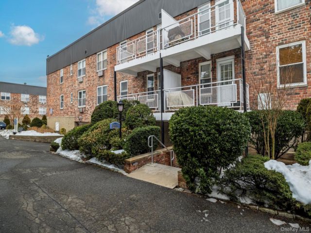  1 BR,  1.00 BTH &nbsp;Garden style home in Lynbrook