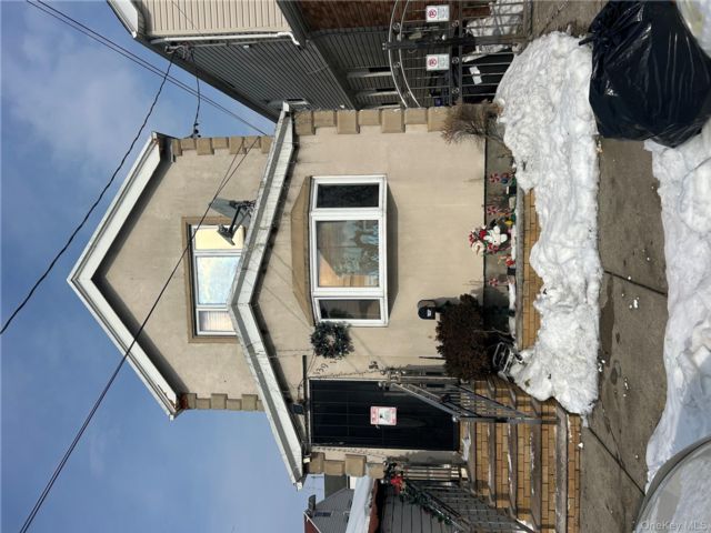  3 BR,  2.00 BTH &nbsp;Contemporary style home in Jamaica