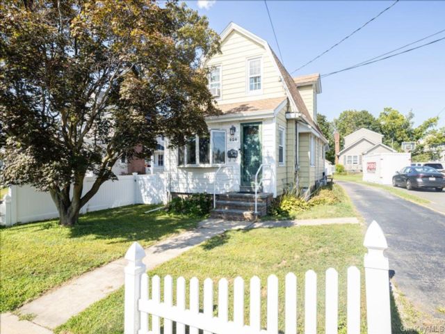  2 BR,  1.00 BTH &nbsp;Colonial style home in Oceanside