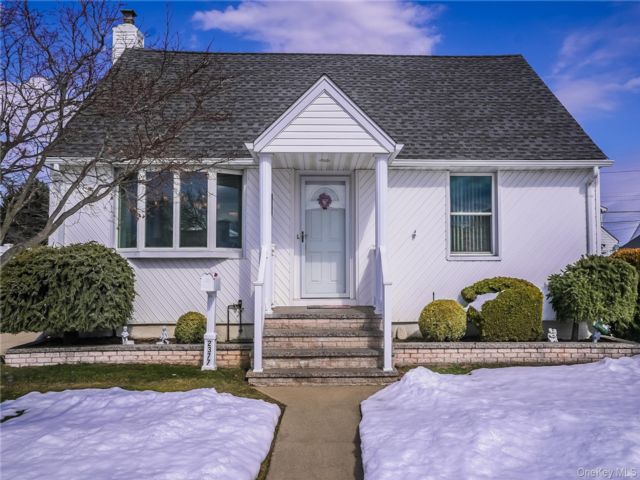  3 BR,  2.00 BTH &nbsp;Exp cape style home in East Meadow