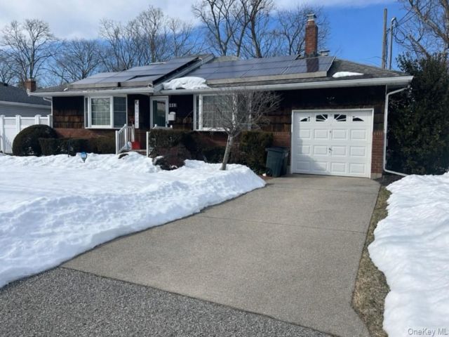  3 BR,  1.00 BTH &nbsp;Ranch style home in East Islip