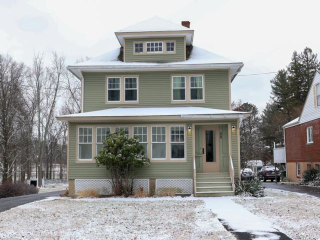  4 BR,  2.00 BTH &nbsp;Colonial style home in Middletown