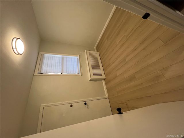  2 BR,  2.00 BTH &nbsp;Other style home in Elmhurst