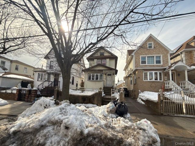  4 BR,  2.00 BTH &nbsp;Colonial style home in Richmond Hill