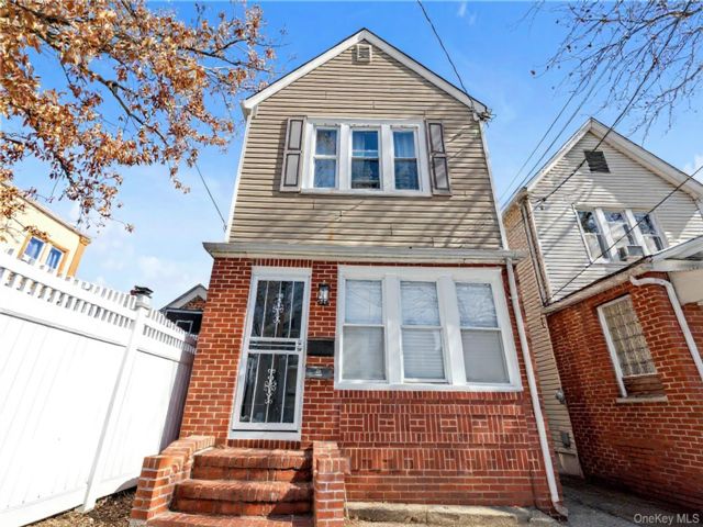  3 BR,  3.00 BTH &nbsp;Colonial style home in Ozone Park