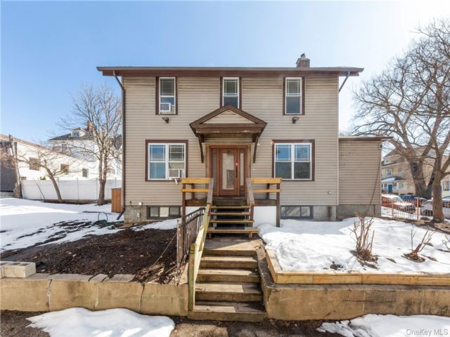  4 BR,  4.00 BTH &nbsp;Colonial style home in Flushing