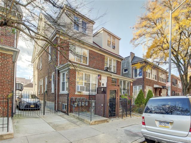  6 BR,  3.00 BTH &nbsp;Colonial style home in Jackson Heights