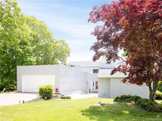  4 BR,  3.00 BTH &nbsp;Contemporary style home in Hampton Bays