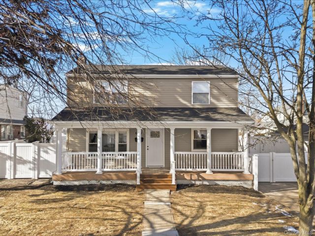  3 BR,  3.00 BTH &nbsp;Exp cape style home in Westbury