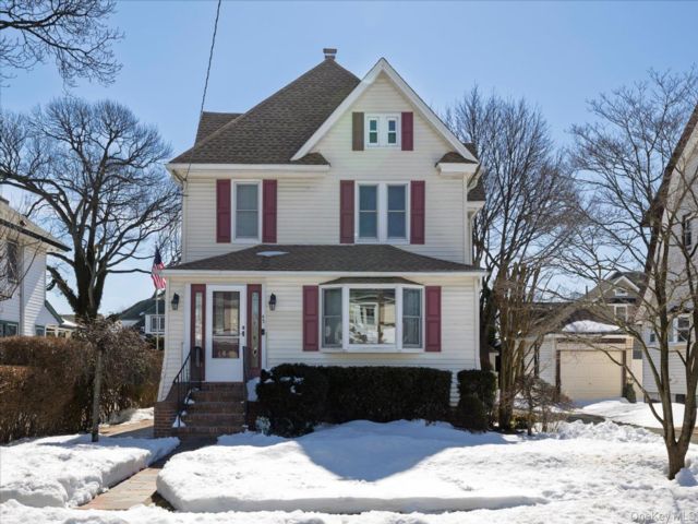 3 BR,  2.00 BTH &nbsp;Colonial style home in East Rockaway
