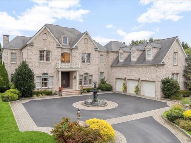  6 BR,  9.00 BTH &nbsp;Colonial style home in Melville