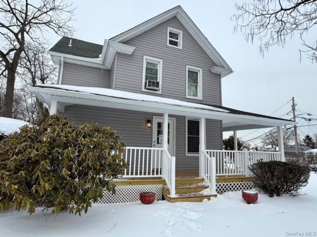  3 BR,  2.00 BTH &nbsp;Colonial style home in Bay Shore