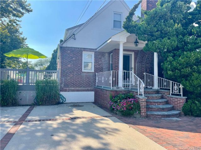  3 BR,  2.00 BTH &nbsp;Exp cape style home in Point Lookout