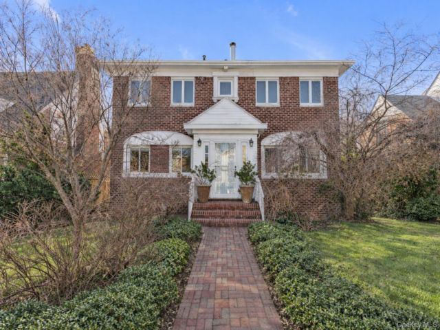  4 BR,  3.00 BTH &nbsp;Colonial style home in Forest Hills