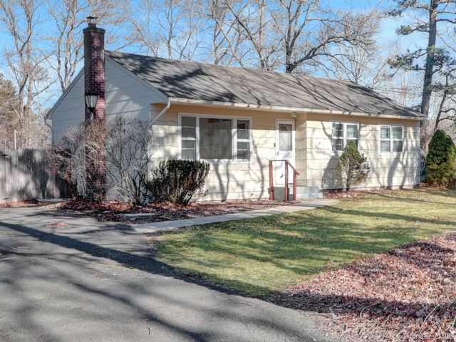  3 BR,  2.00 BTH &nbsp;Ranch style home in Medford