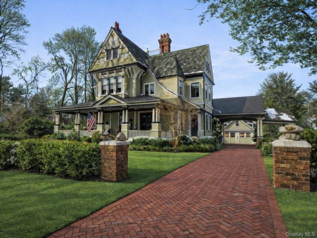  5 BR,  4.00 BTH &nbsp;Victorian style home in Northport
