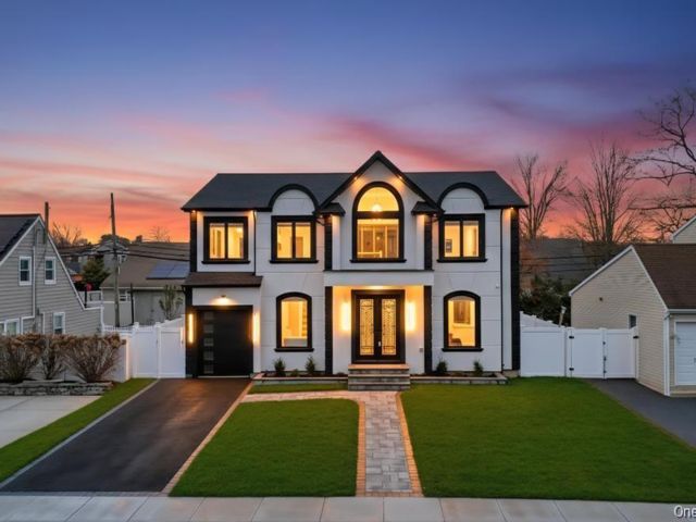  5 BR,  6.00 BTH &nbsp;Colonial style home in Levittown