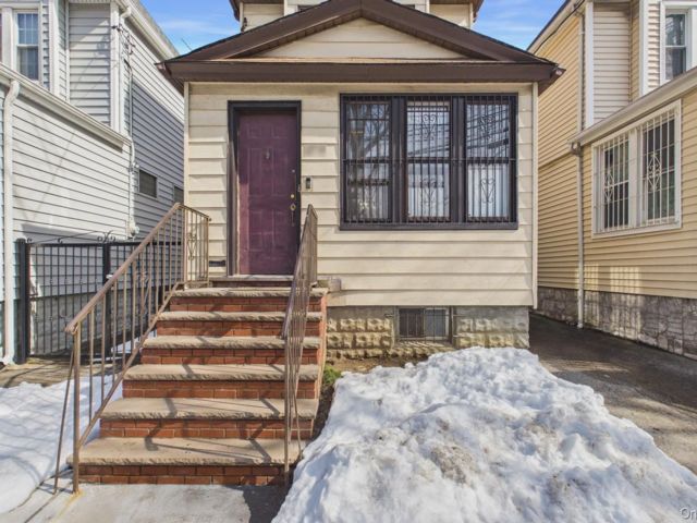  3 BR,  2.00 BTH &nbsp;Colonial style home in Elmhurst