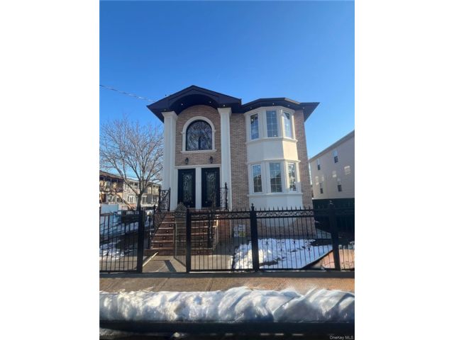  8 BR,  5.00 BTH &nbsp;Hi ranch style home in Jamaica