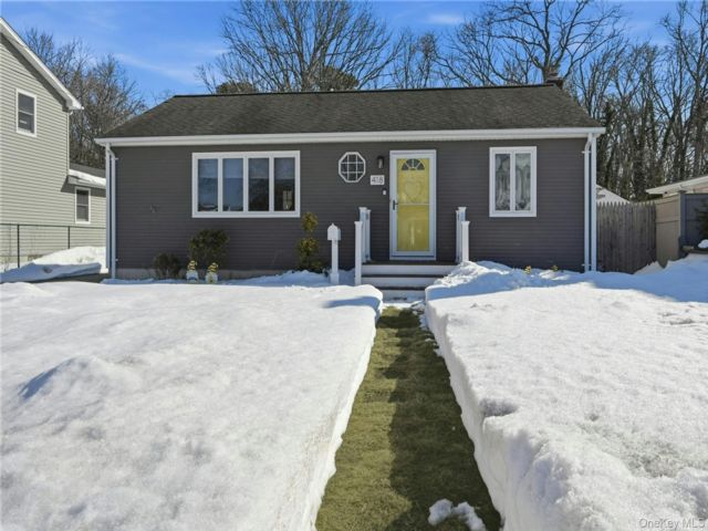  2 BR,  1.00 BTH &nbsp;Ranch style home in West Babylon