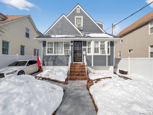  6 BR,  3.00 BTH &nbsp;Cape cod style home in Jamaica