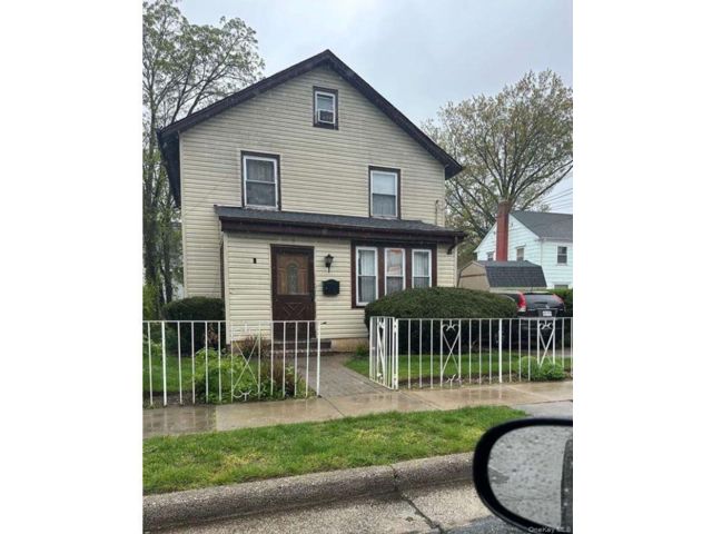  3 BR,  3.00 BTH &nbsp;Colonial style home in Hempstead