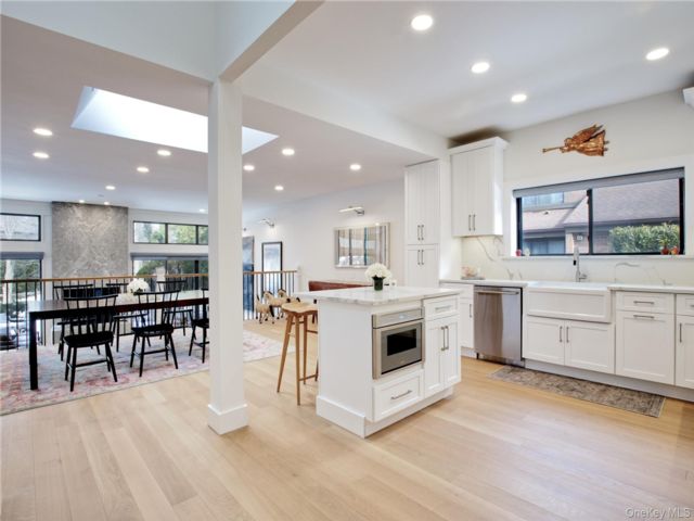  3 BR,  3.00 BTH &nbsp;Condo style home in Roslyn