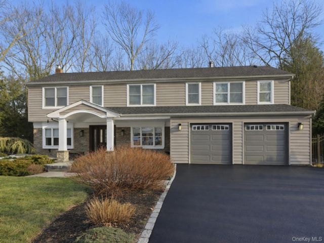  5 BR,  4.00 BTH &nbsp;Colonial style home in Stony Brook