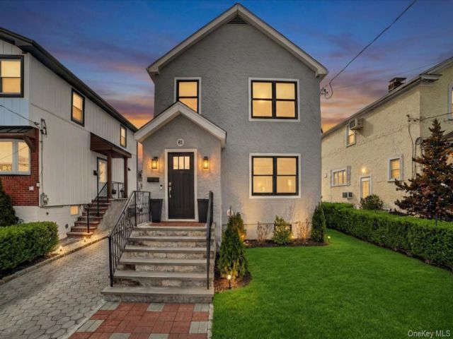  3 BR,  4.00 BTH &nbsp;Colonial style home in Yonkers