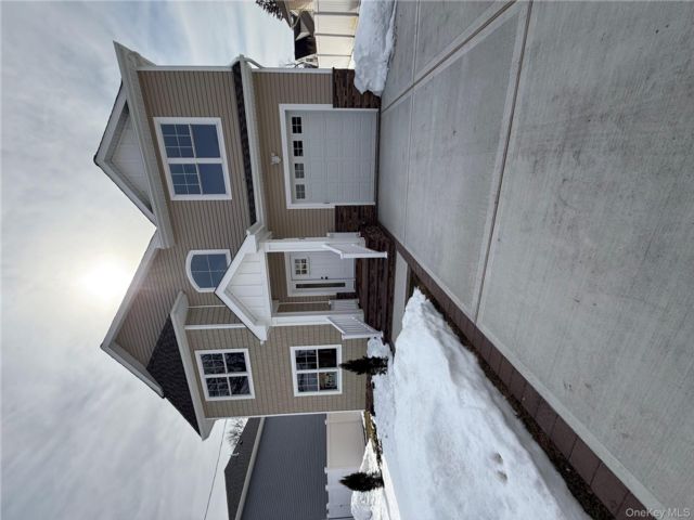  5 BR,  4.00 BTH &nbsp;Colonial style home in Holbrook