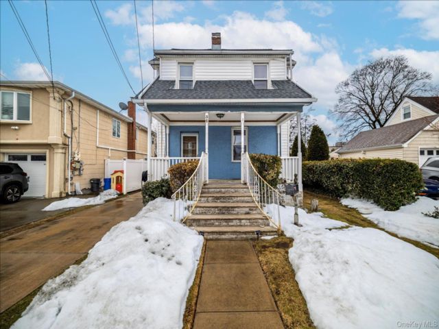  4 BR,  2.00 BTH &nbsp;Colonial style home in Valley Stream