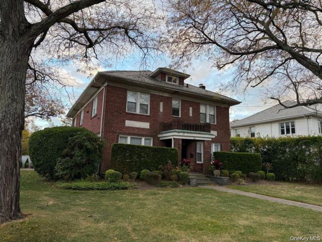  6 BR,  5.00 BTH &nbsp;Colonial style home in Lawrence