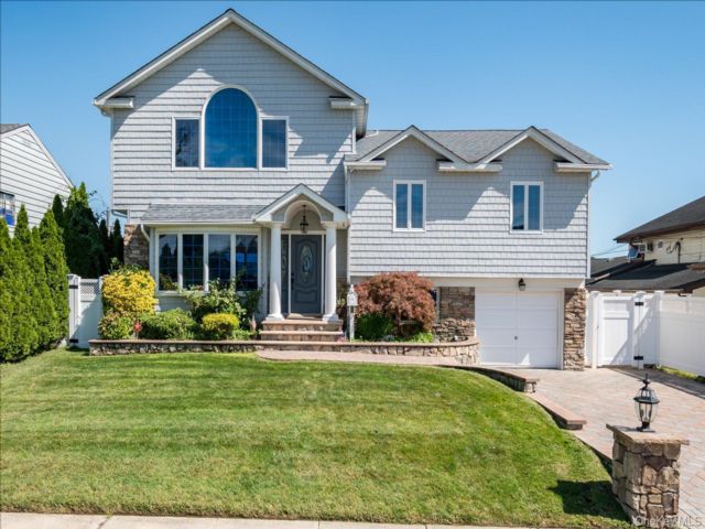  4 BR,  3.00 BTH &nbsp;Split level style home in Levittown