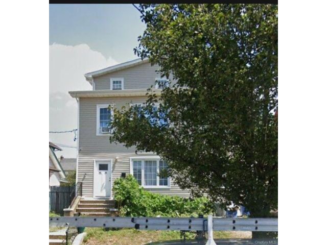  3 BR,  1.00 BTH &nbsp;Colonial style home in Jamaica